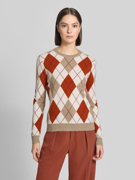 Frauenmodel trägt Regular Fit Pullover aus reinem Kaschmir von Jake*s Casual, Rautenmuster in Beige und Rost, Ganzkörperansicht von vorne.