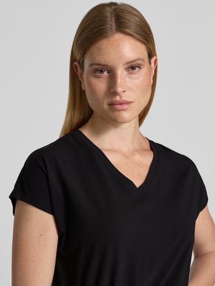 Frauenmodel trägt Relaxed Fit Freizeitkleid aus Baumwoll-Mix von s.Oliver RED LABEL in Schwarz, glatte Textur, Nahaufnahme Oberkörper.