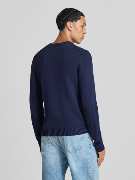Männermodel trägt Strickpullover mit gerippten Abschlüssen von REVIEW in Dunkelblau, reine Baumwolle, Rückansicht, Ganzkörperansicht.