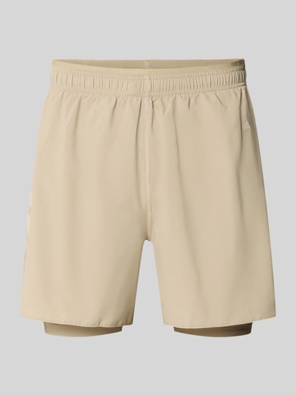 Produktfoto, beige Regular Fit Sportshorts mit Logo-Print Modell 'ADI365/// 2i1 M' von adidas Training, glatte Textur