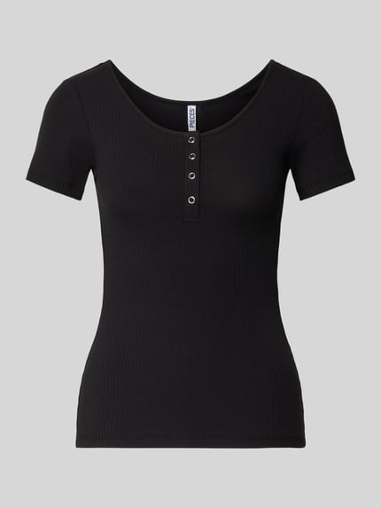 Produktfoto, T-Shirt mit kurzer Druckknopfleiste Modell 'KITTE' von PIECES aus Baumwoll-Elasthan-Mix, Ripp-Optik, gerader Schnitt, schwarz