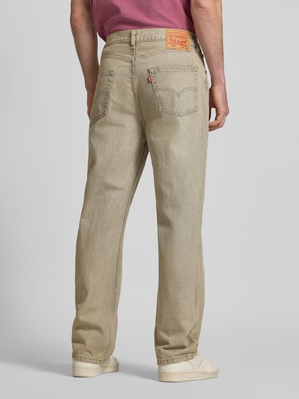 Mężczyznamodel nosi Loose Straight Fit Jeans im Used-Look Modell '565' von LEVI'S®, beżowe, czysta bawełna, efekt znoszenia, widok z tyłu, całe ciało. Szerokość w rozmiarze 32/32: 43 cm, długość wewnętrzna nogawki: 80 cm.