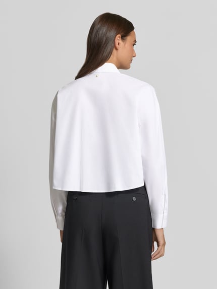 Frauenmodel trägt Regular Fit Bluse mit Pailletten von Armani Exchange in Weiß, reine Baumwolle, Hemdblusenkragen, Rückenansicht, Ganzkörperansicht Rückansicht.