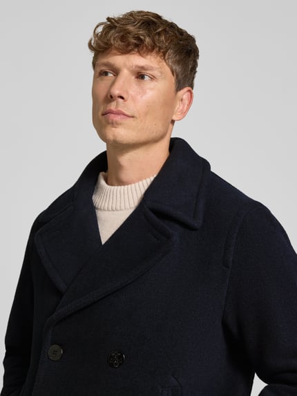 Männermodel trägt Jacke aus Woll-Mix mit Reverskragen von JACK & JONES Premium, regular fit, donkerblauw, Nahaufnahme Oberkörper.