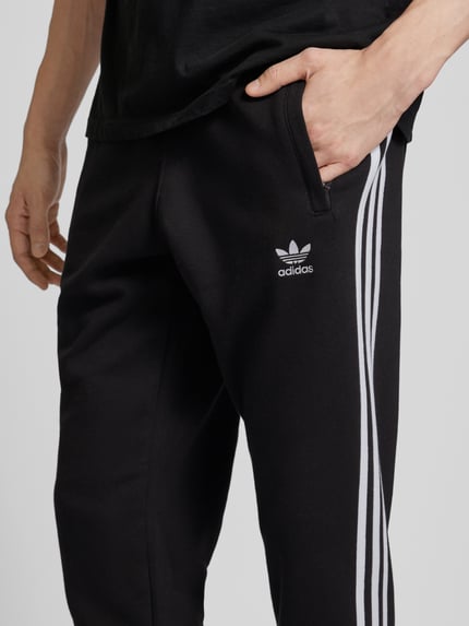 adidas Originals Spodnie dresowe o kroju regular fit z wyhaftowanym logo model ‘3-STRIPES’ Czarny 3