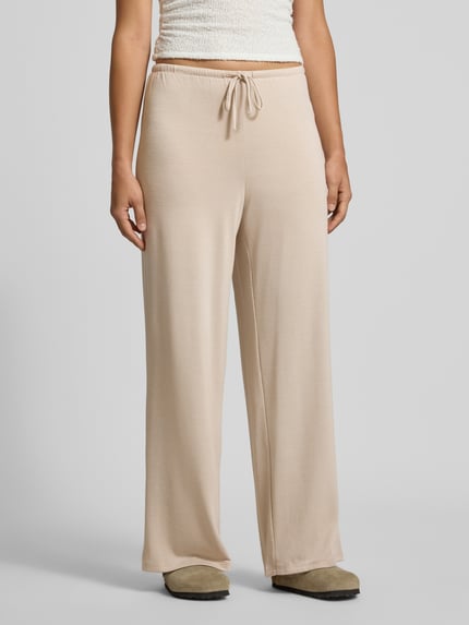 Frauenmodel trägt Gerade Hose Mit Viskose-Anteil Modell 'PIMI' von PIECES in Beige, lockere Passform, glatte Textur, Ganzkörperansicht von vorne, Damen Gerade Hose von PIECES.