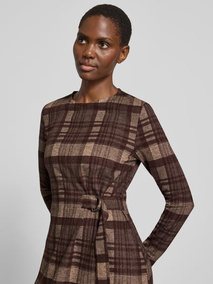 Vrouwenmodel draagt Maxikleid aus Viskosemix Modell 'PALO' van Weekend Max Mara met all-over geruit patroon, lange mouwen, ronde hals, riemdetail in taille, splitzoom, zachte vezeltextuur, casual fit, Nahaufnahme bovenlichaam.