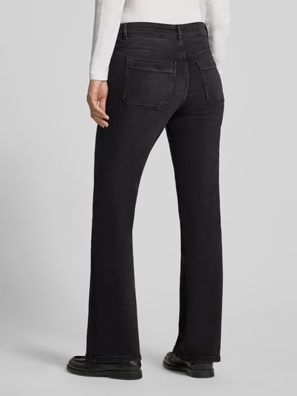 Frauenmodel trägt Straight Fit Jeans aus Baumwoll-Mix von Christian Berg Woman in Schwarz, sichtbare Gesäßtaschen, Ganzkörperansicht Rückansicht.