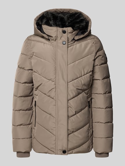 Produktfoto, Regular Fit Jacke in Stepp-Optik Modell 'NEBULA' von NAUTGÅRD in Beige mit Kunstfellbesatz und Reißverschlusstaschen, glatte Textur