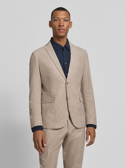 Männermodel trägt Slim Fit Sakko mit Pattentaschen von S. OLIVER BLACK LABEL in Beige mit feinem Webmuster, Ganzkörperansicht von vorne.