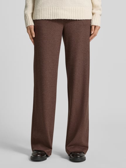 Frauenmodel trägt Weite Hose aus Viskose-Mix Modell 'PALINA' von Raffaello Rossi in Braun mit feiner Struktur, Nahaufnahme Oberschenkel, Damen Weite Hose von Raffaello Rossi.