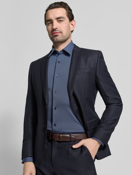 Mannelijk model draagt Slim Fit Freizeithemd aus Baumwoll-Mix Modell 'P-ROAN-K-F-261' van BOSS in blauw met fijn structuurpatroon, voorkant bovenlichaam.