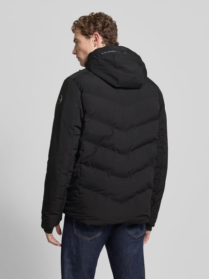 Männermodel trägt schwarze Herren Jacke mit Kapuze Modell 'FOLEY' von Icepeak, Regular-Fit, Rückenlänge 75 cm, Ganzkörperansicht Rückansicht.