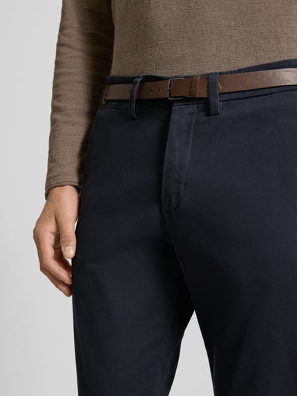 Männermodel trägt Slim Fit Stoffhose mit abnehmbaren Gürtel Modell 'Marco' von JACK & JONES, Baumwoll-Mix, Nahaufnahme Oberkörper. Herren Stoffhose mit Gesäßtaschen und Eingrifftaschen, Bundweite 43 cm, Innenbeinlänge 74 cm.