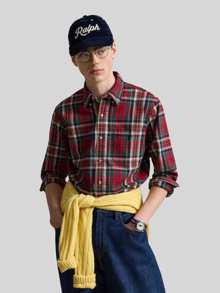 Männermodel trägt Custom Fit Freizeithemd aus reiner Baumwolle von Polo Ralph Lauren, kariert in Rot und Grün, Ganzkörperansicht von vorne.