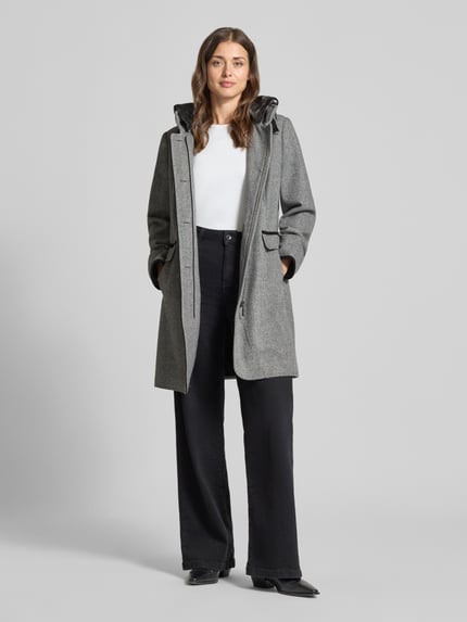 Frauenmodel trägt Regular Fit Mantel aus Woll-Mix von Gil Bret in Grau mit glatter Textur, Ganzkörperansicht von vorne, Damen Mantel.