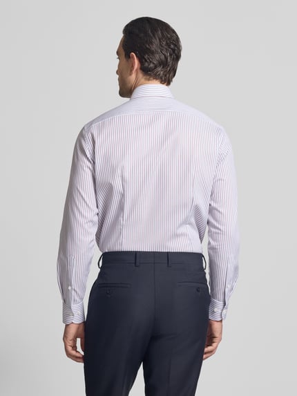 Männermodel trägt Regular Fit Business-Hemd mit Kentkragen von OLYMP, Streifenmuster, Reine Baumwolle, Rückenlänge 81 cm, Ganzkörperansicht Rückansicht.
