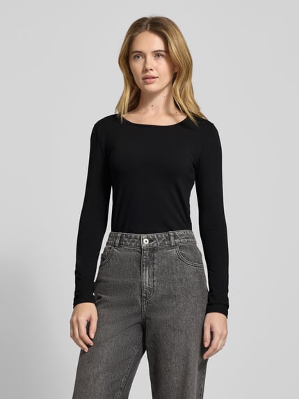 Frauenmodel trägt Longsleeve mit geripptem Rundhalsausschnitt von ZABAIONE, schwarz, Baumwoll-Elasthan-Mix, Slim Fit, Ganzkörperansicht von vorne.