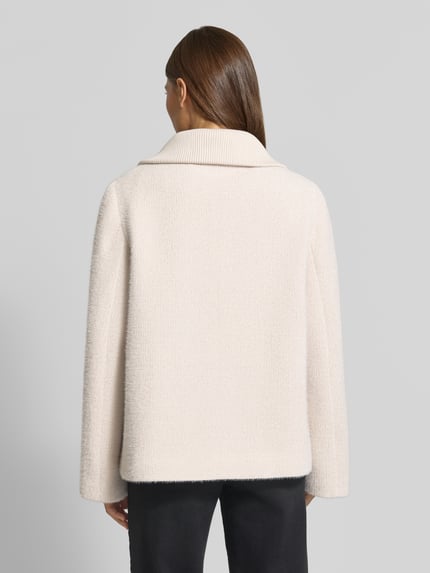 Frauenmodel trägt Regular Fit Webpelzjacke mit Umlegekragen von Tom Tailor, cremefarbene Textur, Damen Teddy- / Webpelzjacke, Ganzkörperansicht Rückansicht.