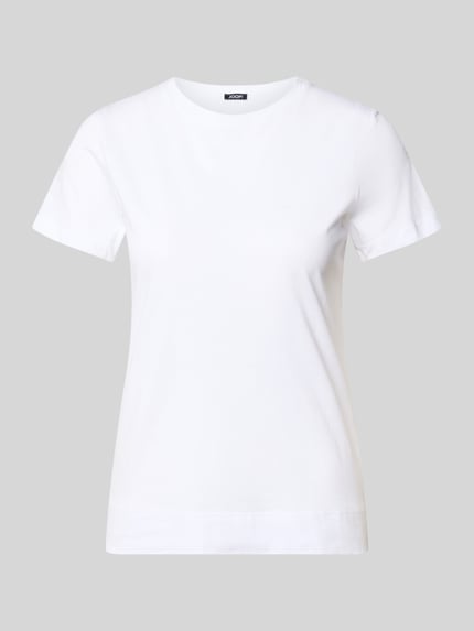 Produktfoto, weißes T-Shirt mit Rundhalsausschnitt und Motiv-Stitching von JOOP!, reine Baumwolle, gerader Schnitt, neutraler Hintergrund
