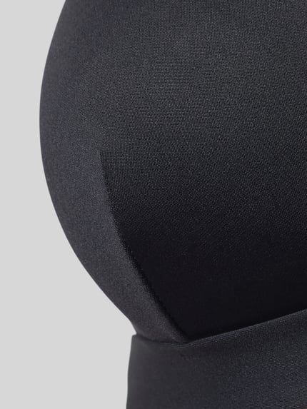 Frauenmodel trägt Slim Fit Bikini-Oberteil mit V-Ausschnitt Modell 'Ofelia' von MC2 Saint Barth aus Elastischer-Material-Mix, Detailaufnahme.