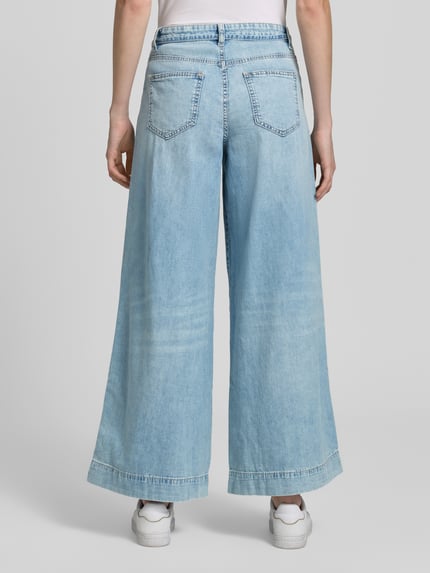 Frauenmodel trägt Regular Fit Wide Leg Jeans aus reiner Baumwolle Modell 'AISA' von Vero Moda, denim, 5 kieszeni, splot twill, Ganzkörperansicht Rückansicht
