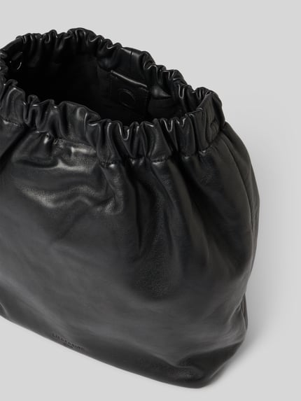 Produktfoto, Hobo Bag mit Logo-Prägung Modell 'CLOUD' von LIEBESKIND BERLIN, schwarze glatte Oberfläche, Magnetverschluss, Hauptfach, Schultergurt, Maße 32 cm Breite, 35 cm Länge, 14 cm Tiefe, 62 cm Schulterriemen.