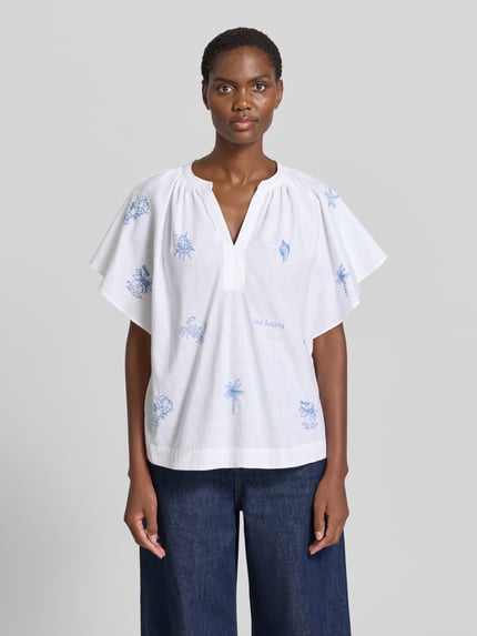 Frauenmodel trägt Relaxed Fit Tunikabluse mit Stitchings von Oui aus Reine Baumwolle im Allover-Look mit V-Ausschnitt, Ganzkörperansicht von vorne.