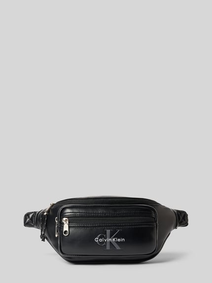 Produktfoto, schwarze Umhängetasche mit silberner Logo-Prägung Modell 'BOLD LOGO WEBBING WAISTBA' von CK Calvin Klein für Herren, glatte Textur