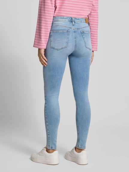 Männermodel trägt Skinny Fit Jeans aus Baumwoll-Mix Modell 'NORA' von Tommy Jeans in hellem Blau, Damen Skinny Fit Jeans, Ganzkörperansicht Rückansicht