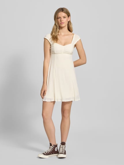 ONLY Tailliertes Minikleid mit Raffung Modell 'HELDA' Offwhite 1