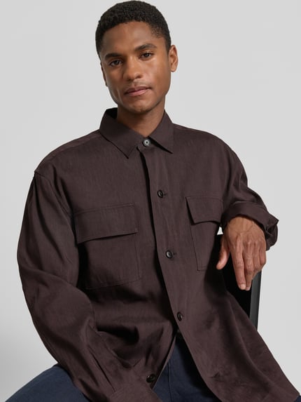 Männermodel trägt Regular Fit Overshirt aus leinenmix van BOSS, look: effen, pasvorm: regular fit, zakken (bovenstuk): opgestikte zakken, materiaal: linnenmix. Nahaufnahme Oberkörper.