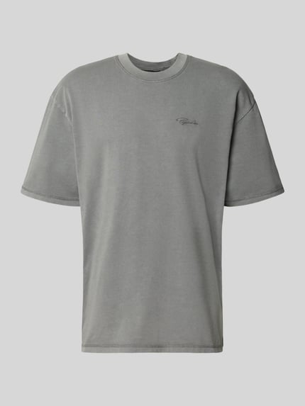 Produktfoto, graues Oversized Fit T-Shirt aus reiner Baumwolle mit Logo-Stitching und Rundhalsausschnitt, Oversized Fit T-Shirt mit Logo-Stitching von Pegador