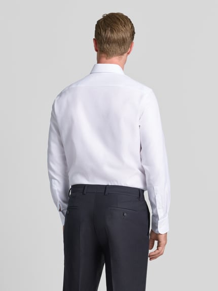 Männermodel trägt Regular Fit Business-Hemd mit Haifischkragen von Christian Berg Men in Unifarbenes-Design, Reine Baumwolle, Ganzkörperansicht Rückansicht.