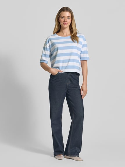 Frauenmodel trägt Sweatshirt mit Streifenmuster und 1/2-Arm von monari im Boxy Fit, Baumwoll-Mix, helle Farben, Ganzkörperansicht von vorne.