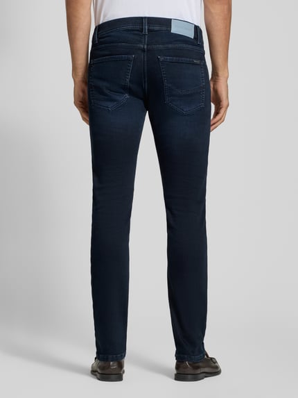 Männermodel trägt Slim Fit Jeans aus elastischem Baumwoll-Mix mit Viskose-Anteil von Pierre Cardin, dunkles Blau, 5-Pocket, Ganzkörperansicht Rückansicht. Modell 'Lyon', Gürtelschlaufen, Knopf- und Reißverschluss, Bundweite 41 cm, Innenbeinlänge 80 cm.