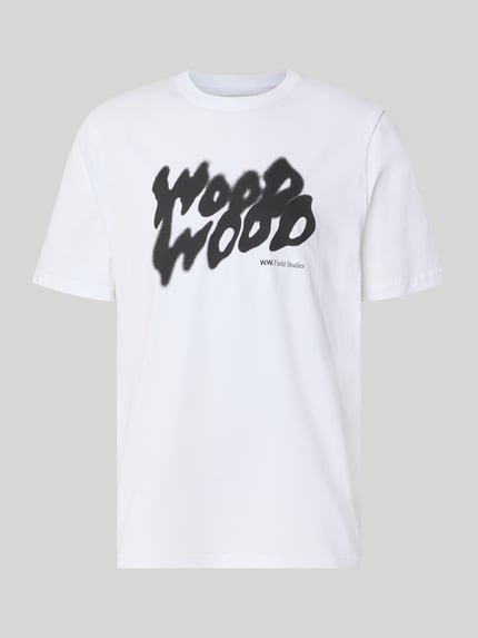 Produktfoto, T-Shirt mit Label-Print Modell 'Bobby' von Wood Wood aus reiner Baumwolle und Regular Fit, weiß mit schwarzem Print, Rundhalsausschnitt, Kontext: Herren T-Shirt von Wood Wood, Rückenlänge bei Größe M 71 cm.