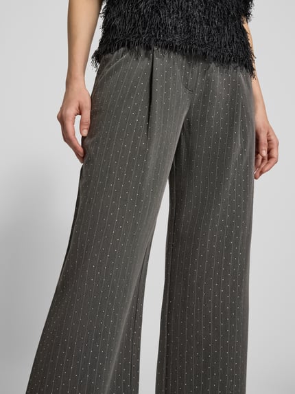 Kobiece model prezentuje Stoffhose mit französischen Eingrifftaschen Modell 'WIDY' von FREE/QUENT, luźny krój, zbliżenie na dolną część ciała.