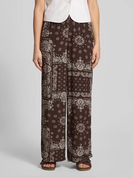 Frauenmodel trägt Relaxed Fit Weite Hose aus reiner Viskose Modell 'KAVI' von Only, braunes Muster, Damen Weite Hose, Nahaufnahme Unterkörper.