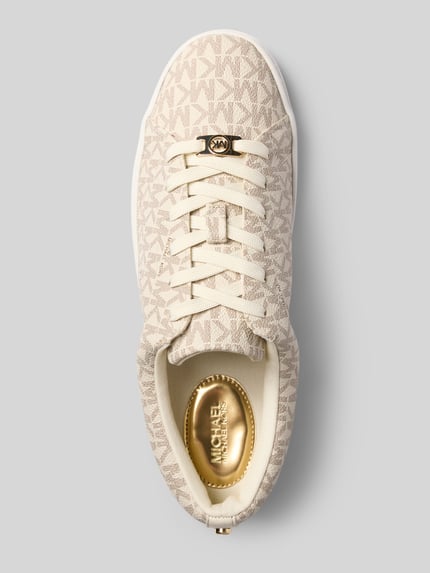 Produktfoto, Sneaker mit Allover-Logo-Print Modell 'KEATON' von MICHAEL Michael Kors, beige Töne, abgerundete Form, goldfarbenes Logo-Detail, texturierte Oberfläche, Schnürverschluss, Kontext: Damen Sneaker, Absatzhöhe 3 cm, Schafthöhe 6 cm, Schaftweite 9 cm