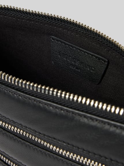 Produktfoto, schwarze Shoulder Bag mit Logo-Print Modell 'Zena' von LIEBESKIND BERLIN, Reißverschlussfächer, strukturierte Oberfläche