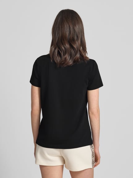 Frauenmodel trägt Regular Fit T-Shirt mit Logo-Applikation Modell 'Colette' von Guess Activewear, schwarzer elastischer Baumwoll-Mix, ganzkörperansicht rückansicht.