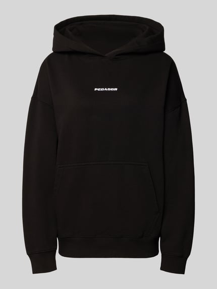Produktfoto, Oversized Hoodie mit Label-Stitching Modell 'CLARITA' von Pegador, schwarzer Baumwoll-Mix, vordere Ansicht, Damen Hoodie