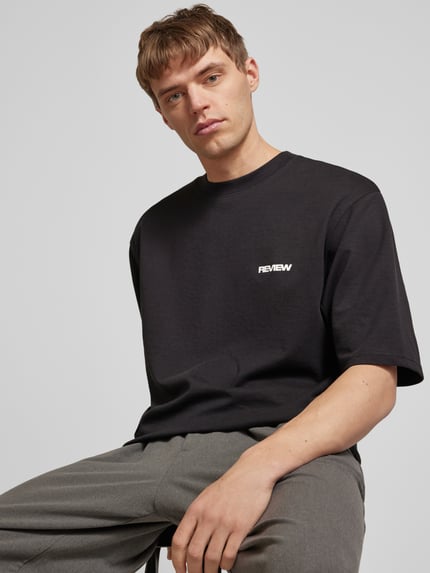 REVIEW T-shirt o kroju oversized z nadrukiem z logo Czarny 3
