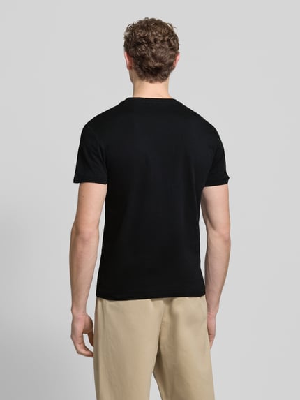 Männermodel trägt T-Shirt mit Label-Print und Rundhalsausschnitt von Polo Ralph Lauren aus reiner Baumwolle, Regular-Fit, Rückenlänge 66 cm, Ganzkörperansicht Rückansicht.