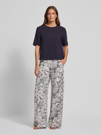 Frauenmodel trägt Hose aus Lyocell im Allover-Look von Windsor, Regular Fit, Bügelfalten, Eingrifftaschen, Ganzkörperansicht von vorne.