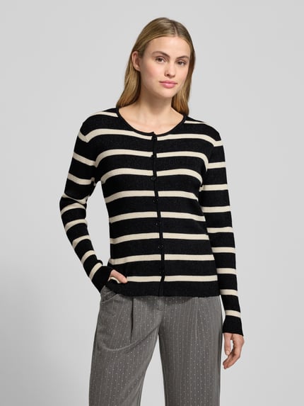 Vrouwenmodel draagt zwart-wit gestreepte Strickjacke aus Viskose-Mix Modell 'ARNA' van FREE/QUENT, slim fit, ronde hals, knoopsluiting, voorkant volledig zichtbaar, ganzkörperansicht von vorne.