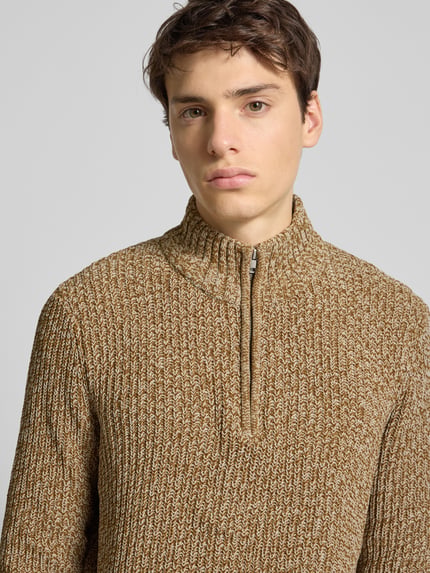 Männermodel trägt Regular Fit Troyer mit kurzem Reißverschluss Modell 'JOIN' von Only & Sons, Melange-Grobstrick, Nahaufnahme Oberkörper.
