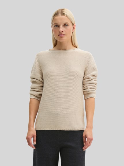 Kobiece model prezentuje Regular Fit Pullover aus reiner Baumwolle von MARC O'POLO, kolor jednolity, dzianinowa faktura, długi rękaw, dekolt łódka, kieszenie boczne, dół ze sznurkiem, wykończenia prążkowane, wykonany z czystej bawełny, przód w pełnej długości.