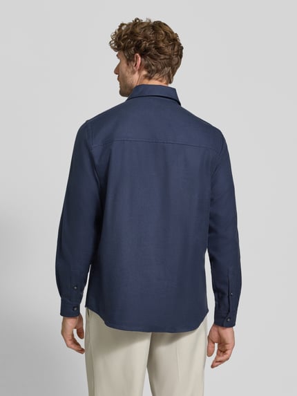 Männermodel trägt Relaxed Fit Freizeithemd aus Baumwoll-Lyocell-Mix Modell 'OWEN' von BOSS in Dunkelblau, glatte Textur, Ganzkörperansicht Rückansicht, Herren Freizeithemd von BOSS.